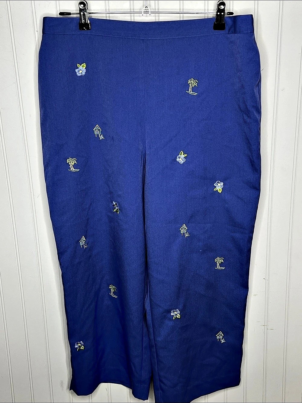 alfred dunner Embroidered Beach Hut  Pull-On Crop Pants Blue Embroidered Size 16